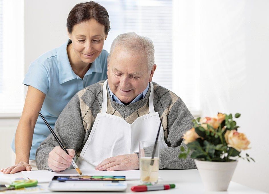 Hombre realizando manualidades para combatir el Alzheimer