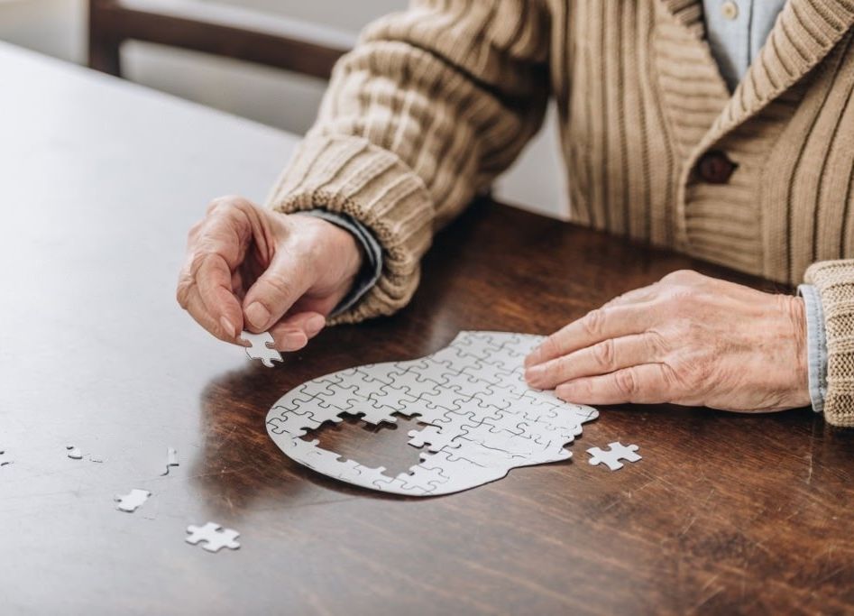 Hombre resolviendo puzzle para combatir el Alzheimer