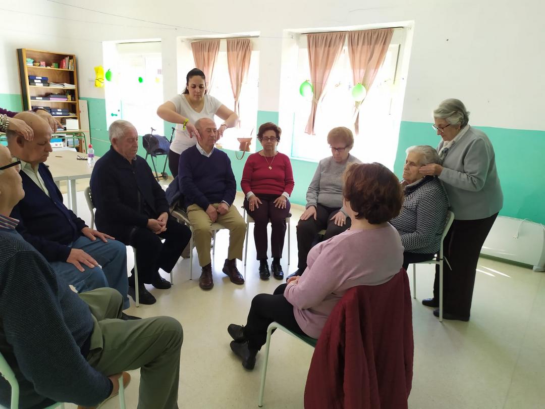 Mayores y personas voluntarias de Afa Olivavres