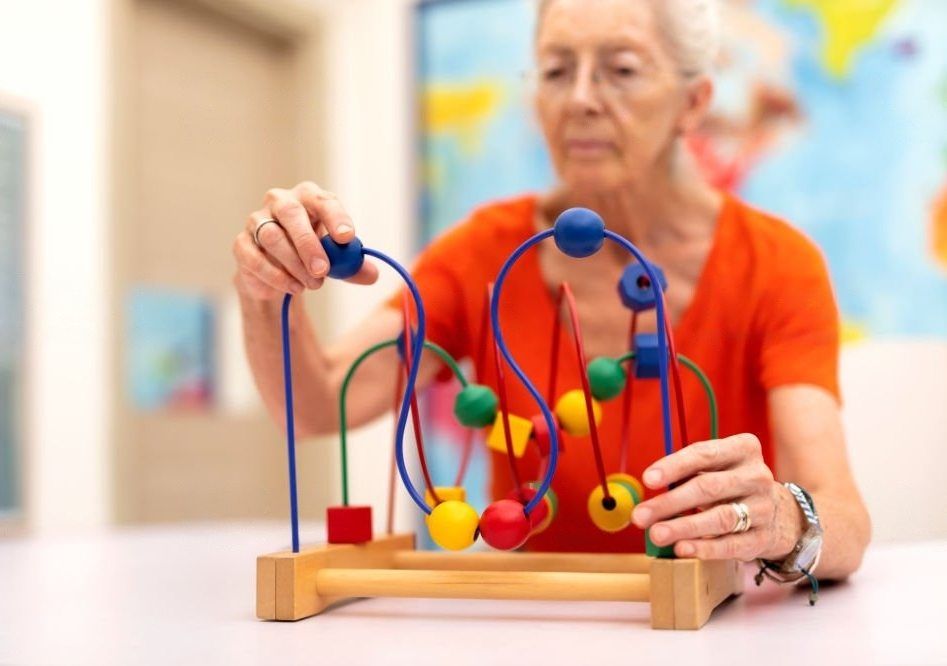 Mujer mayor realizando actividades para la enfermedad de Alzheimer